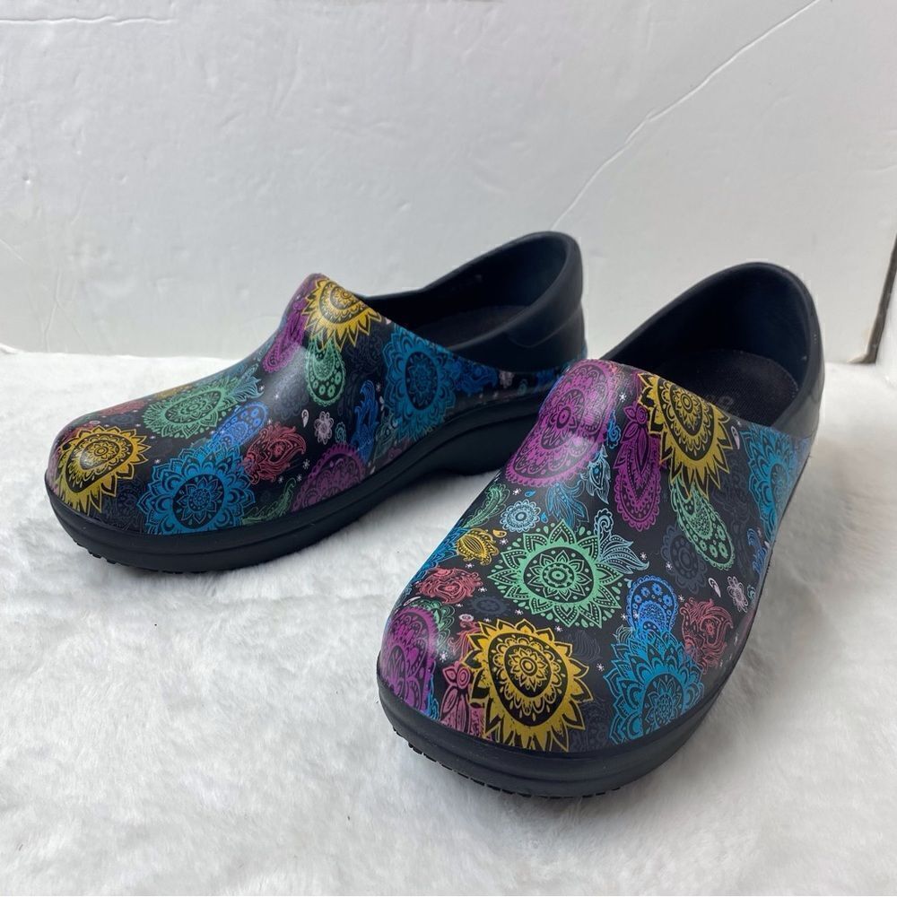 Crocs Duel Comfort Neria Pro 2 Paisley Mandala Clogs Size 7 - Picture 1 of 9